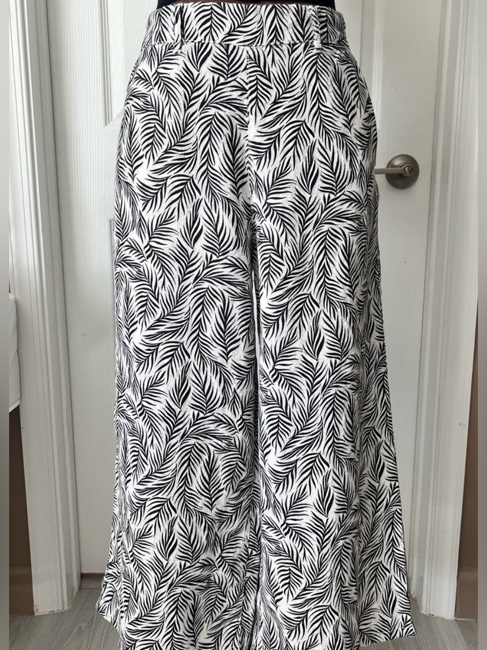 Tahari Wide Leg Leaf-Print Linen Cropped Pants - Black & White